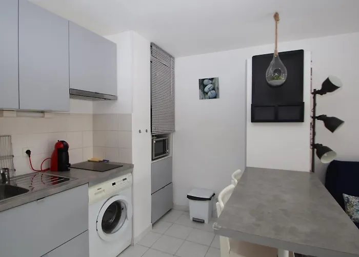 Appartamento T2 Avec Jardinet, Terrasse Et Parking à - Fr-1-309-260 *